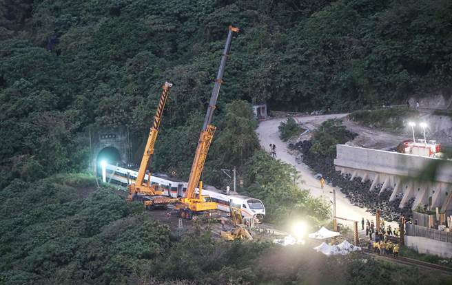 太魯閣號事故後，大型吊車進入作業，搶通鐵路。（趙雙傑攝）