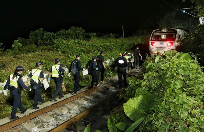 警方和鑑识人员进入现场勘验。（赵双杰摄）