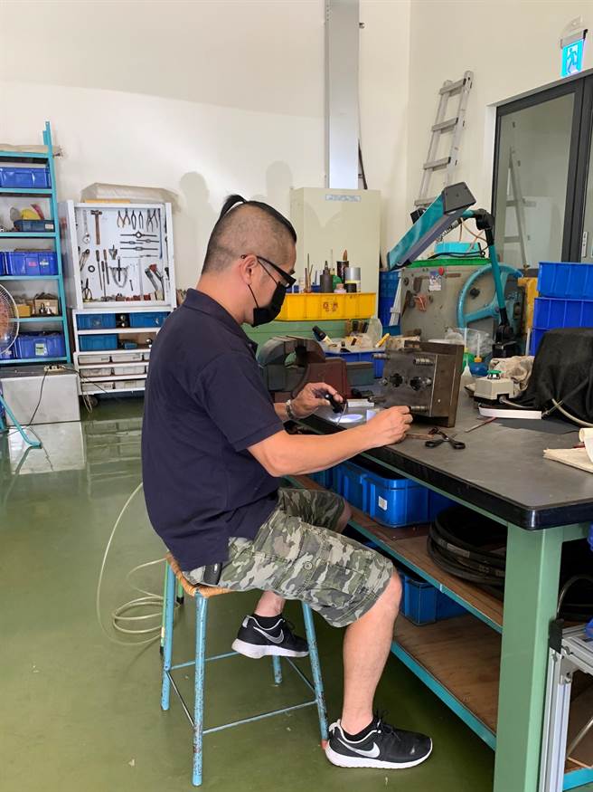 专业汽机车零件制造商亚洲交通器材股份有限公司，改善前的座椅。（中彰投分署提供）