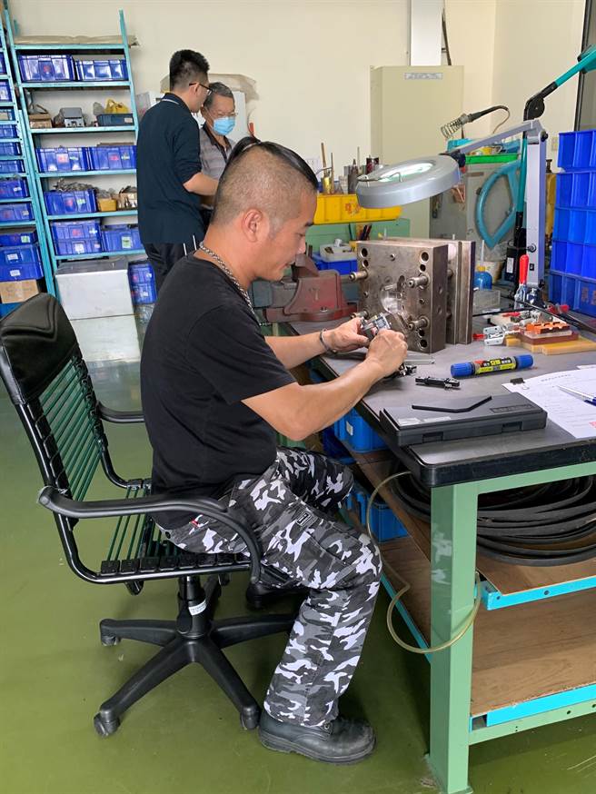 经中高龄职务再设计后，可调式升降椅辅具，让工作者减少弯腰的姿势。（中彰投分署提供）