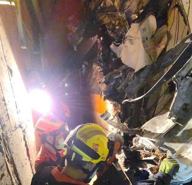 父目睹女儿OCHA悲痛问「可让我再抱她吗？」让搜救人员崩溃。（图／记者爆料网）