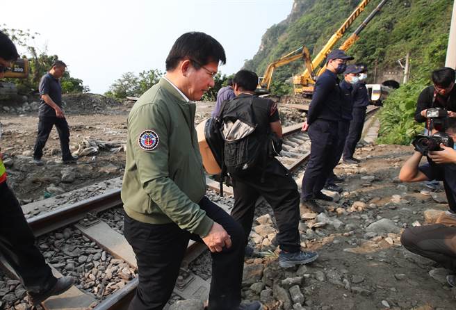 台铁太鲁阁号在花莲撞上工程车出轨意外，3日交通部长林佳龙赴事故现场，关心救援的进度。（郑任南摄）