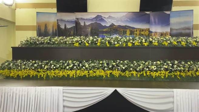 太鲁阁号出轨造成50人死亡，2日凌晨2点10分已有2具遗体运抵台东殡仪馆冰存。（蔡旻妤摄）