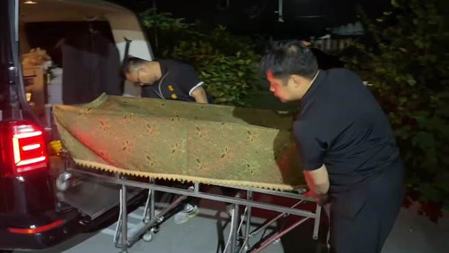 太鲁阁号出轨造成50人死亡，2日凌晨2点10分已有2具遗体运抵台东殡仪馆冰存。（蔡旻妤摄）