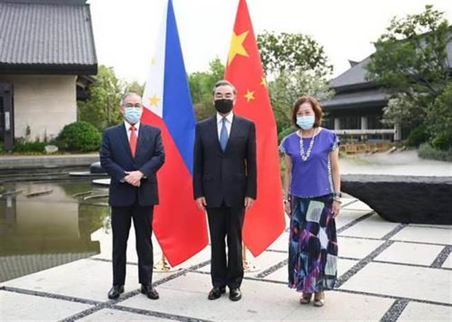 2021年4月2日，中國國務委員兼外長王毅在福建南平同菲律賓外長洛欽舉行會談。（中國外交部官網）