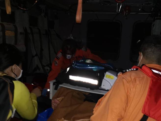 台东县绿岛乡中寮港2日晚上8时50分许，惊传潜水团发生1死1命危意外。（台东空勤提供／蔡旻妤台东传真）