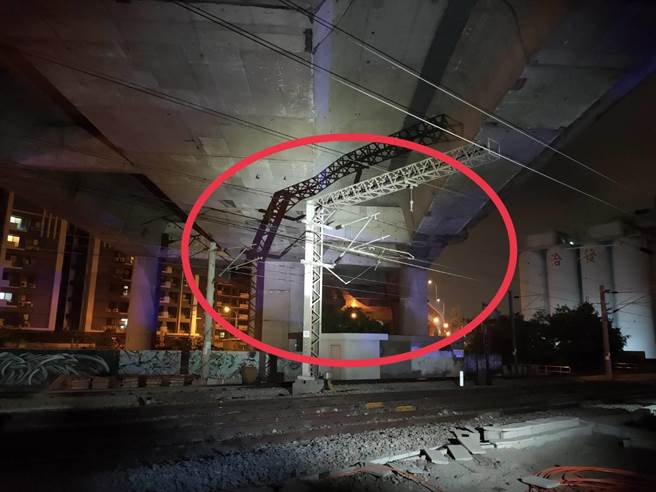 台铁台中海线清水段高压线断落，连喷火花及爆炸声响，延误太鲁阁号等班次。（民眾提供／王文吉台中传真）