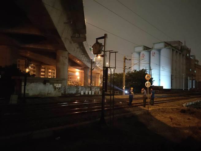 台铁台中海线清水段高压线断落，彰化工务班派员连夜抢修。（民眾提供／王文吉台中传真）