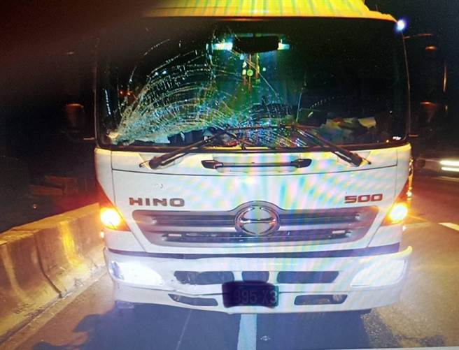 一部大貨車在國道1號南向348.9公里岡山路段追撞前車，造成擋風玻璃破裂。（翻攝照片／林瑞益高雄傳真）