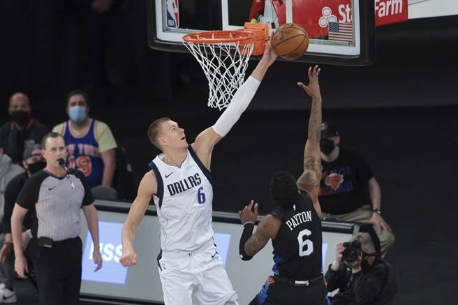 獨行俠中鋒波爾金吉斯賞了尼克後衛培頓一記麻辣鍋。(美聯社)