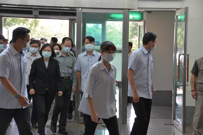 总统蔡英文今天前往花莲探视伤者，首站前往国军805医院。（罗亦晽摄）