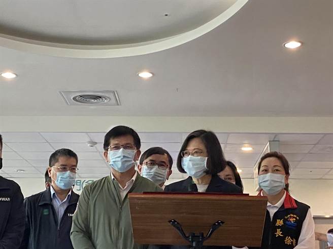 总统蔡英文今天一早在交通部长林佳龙、花莲县长徐榛蔚的陪同下，前往医院探视伤者，首站为花莲国军805医院。（罗亦晽摄）