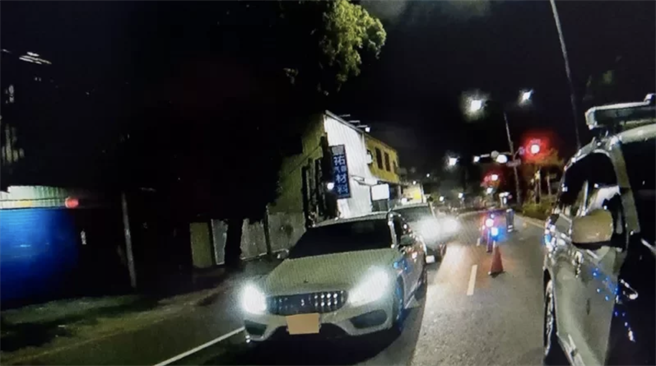 宾士车假装配合拦检，未料加速逃逸还连撞三车。（柯宗纬翻摄）
