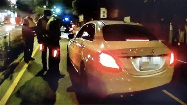 宾士车假装配合拦检，未料加速逃逸还连撞三车。（柯宗纬翻摄）
