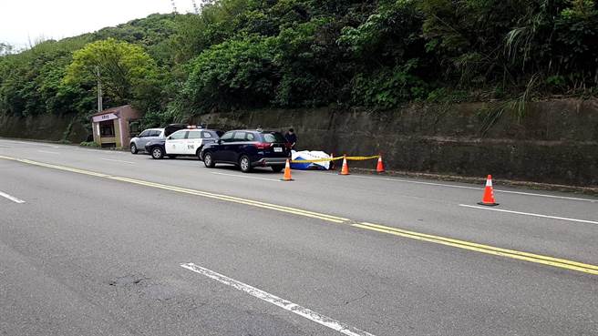 新北市万里区游姓长者疑似轻生，警方封锁现场採证。（翻摄画面）