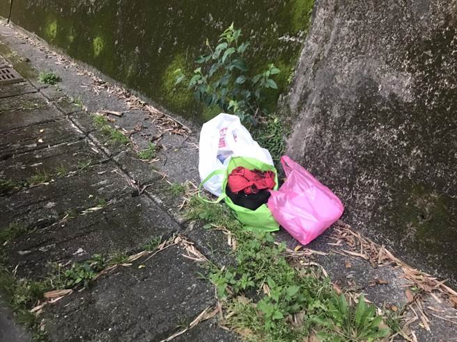 现场遗留游男随身物品。（翻摄画面）