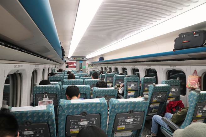 短髮妹买呒高铁坐票放大绝，网一看怒轰没公德心。（示意图／shutterstock）