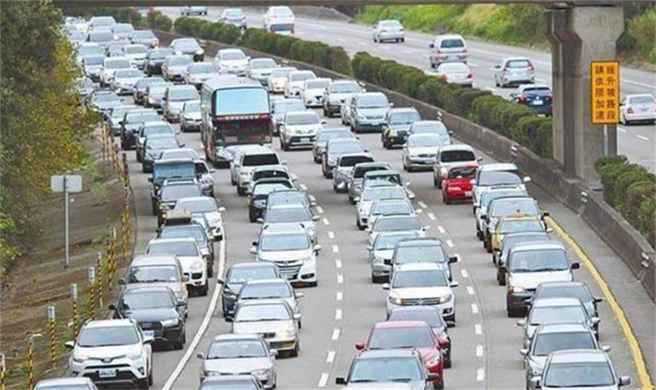今刚好也是清明连假第2天，苏花改公路上原本将涌现许多人潮，但许多民眾纷纷改变行程，车流量较为趋缓。（本报资料照片）