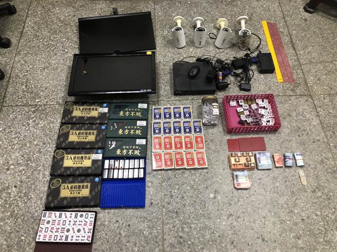 苗栗警察分局日前布线得知苗栗市区内有职业赌场流窜，查获罗姓嫌犯主持职业赌场，工作人员、赌客及在场关系人共计19人。(警方提供)