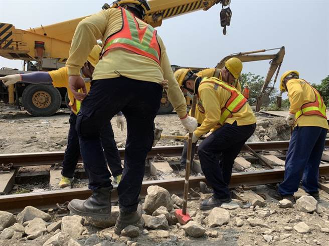 因衝击力道大，因列车出轨，铁轨拉出一道长长的痕迹，铁轨结构都已破坏，台铁正敲除修復。（王志伟摄）