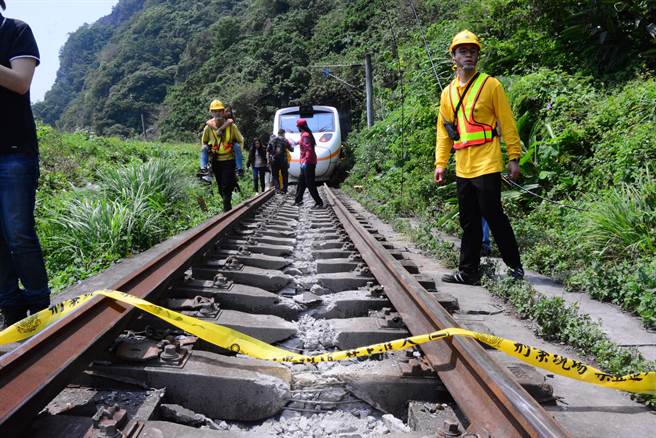 受损的铁轨。（王志伟摄）