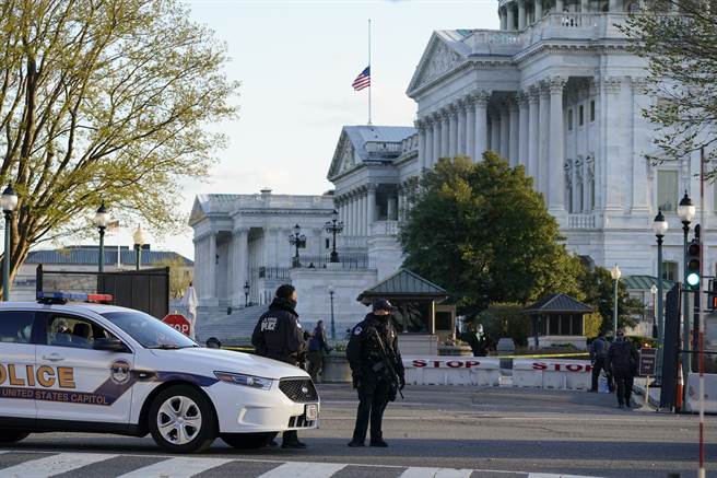 美国国会山庄今天发生汽车闯入管制区衝撞路障事件，造成国会警察1死1伤。(图/美联社)