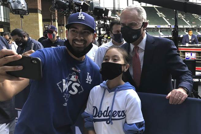 大联盟总裁曼佛雷德(右)本周宣布对抗乔治亚州的决心。（美联社资料照）