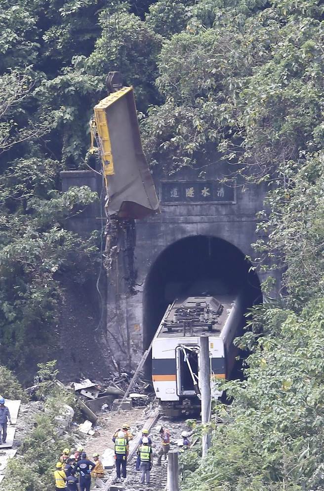 台铁太鲁阁号在花莲撞上工程车出轨意外，3日现场工作人员拖离一与二号车厢后，开始整修铁轨，准备拖离三号车厢，同时吊离造成事故工程车的残骸。（黄子明摄）