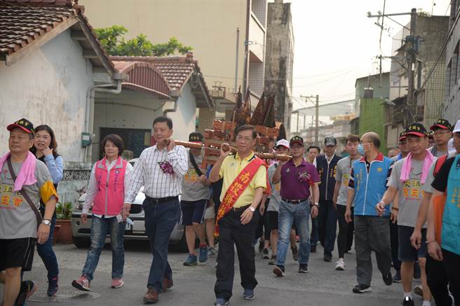 2021南投玄天上帝民俗文化藝術節，３日清晨在南投縣長林明溱點燃起馬炮後，為徒步巡香拉開序幕，上千名信眾從南投受鎮宮，以徒步方式行走至名間受天宮，全程約15公里路程。（縣府提供／吳建輝彰化傳真）