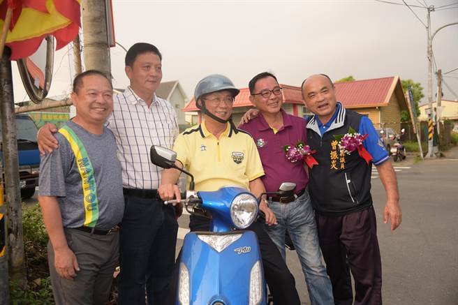 由於行程太早，清晨７點就要開香，縣長林明溱自行騎機車前往，避免塞在車陣中。（縣府提供／吳建輝彰化傳真）