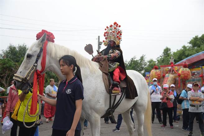南投市包尾受鎮宮已經第5年舉辦巡香活動，每年都吸引上千民眾朝聖，跟隨玄天上帝腳步，徒步走到名間鄉松柏嶺受天宮，展現虔誠信仰。（縣府提供／吳建輝彰化傳真）