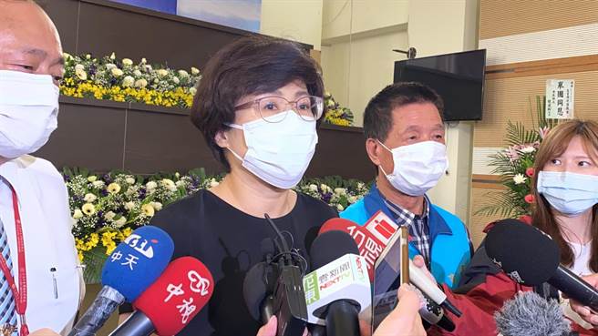 台東縣長饒慶鈴出面說明台鐵乘客死傷情況。(蔡旻妤攝)