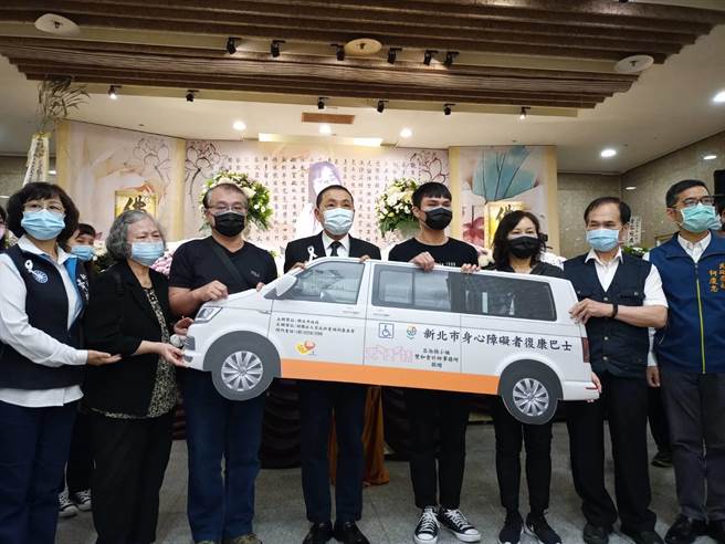 吕淑桢家属化悲痛为大爱，捐出事故保险金购置1辆復康巴士「天使号」赠予新北市府。（新北市社会局提供／叶德正新北传真）