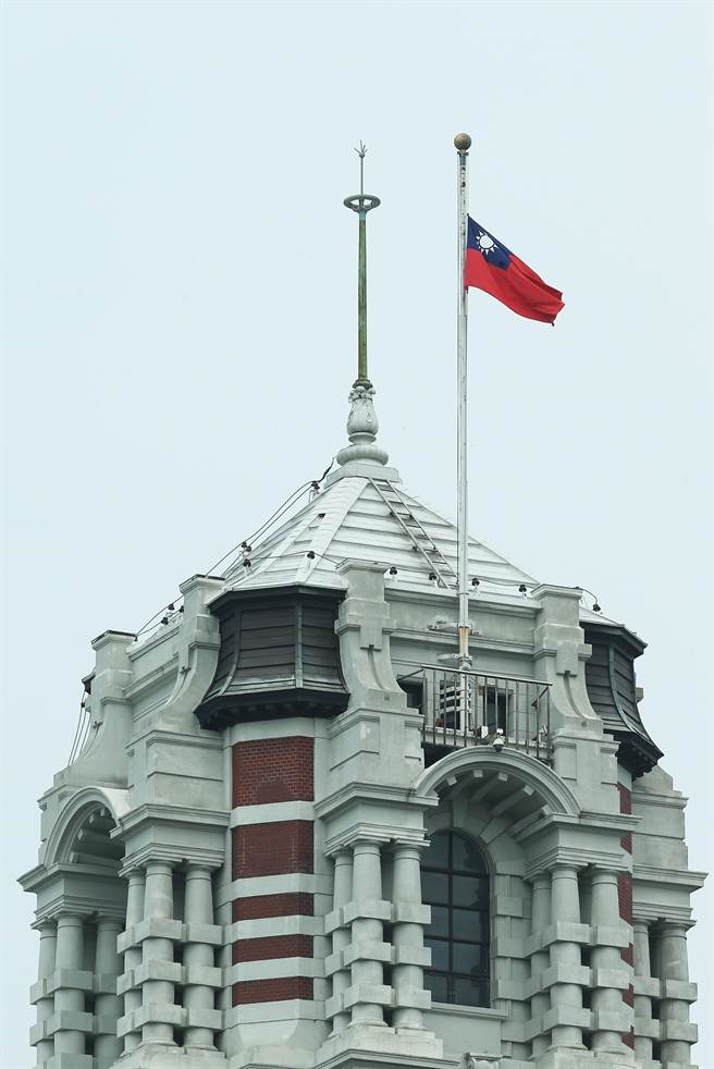 行政院下令3日起全国降半旗3天追思，总统府下半旗追悼罹难者。(陈怡诚摄)