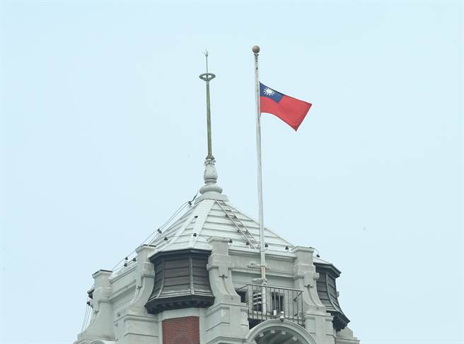 行政院下令3日起全国降半旗3天追思，总统府下半旗追悼罹难者。(陈怡诚摄)