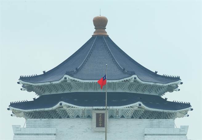 行政院下令3日起全国降半旗3天追思，中正纪念堂下半旗追悼罹难者。(陈怡诚摄)