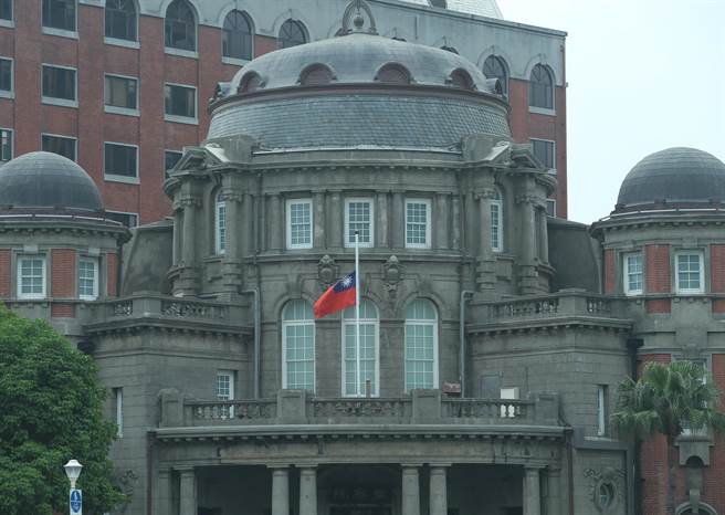 行政院下令3日起全国降半旗3天追思，监察院下半旗追悼罹难者。(陈怡诚摄)