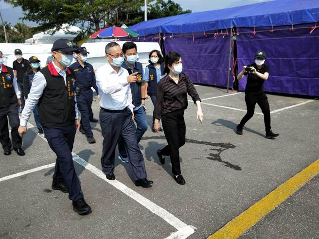 警政署长张家钦、花莲地检署检察长俞秀端到殡仪馆了解DNA及指纹比对工作。（花莲县警局提供／王志伟花莲传真）