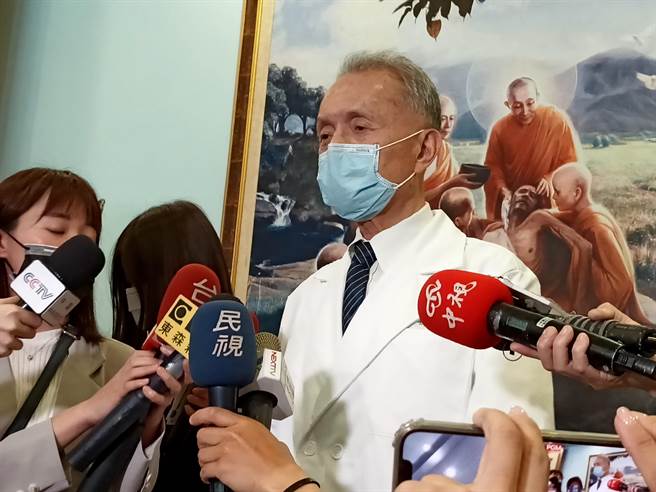 身为第一批赶至灾难事故现场协助救人的医生，花莲慈济医院执行长林俊龙回忆当时的想法 就是「很不容易」、「真的很辛苦」。（胡健森摄）