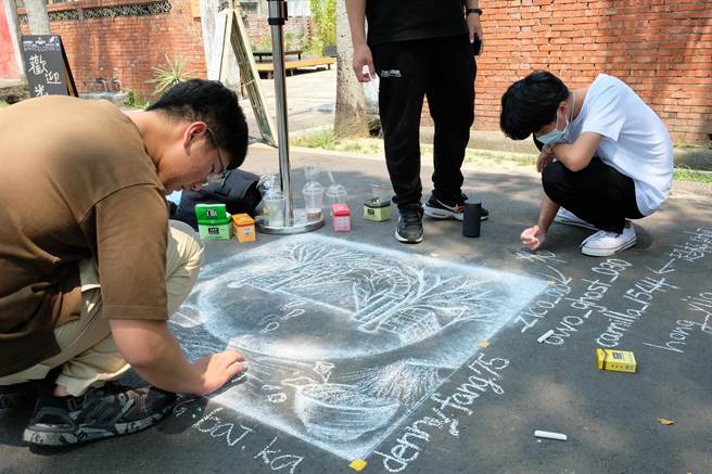 明台中学室内设计科主任率领同学们现场创作。(台中市政府提供)