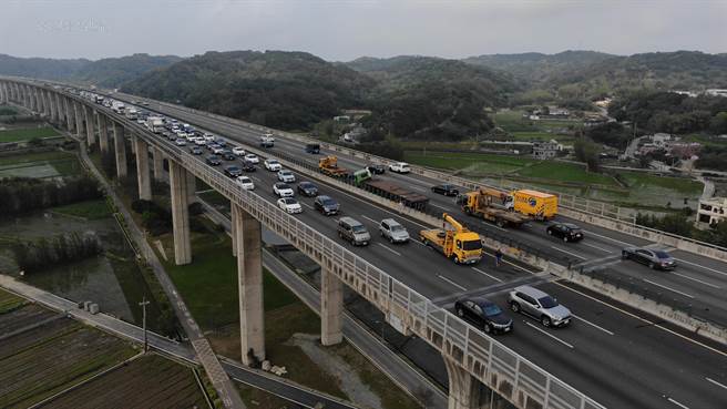 拖板车行经国道3号南下苗栗西湖路段，疑爆胎重击内侧车道。（苗栗县消防局提供／何冠娴苗栗传真）