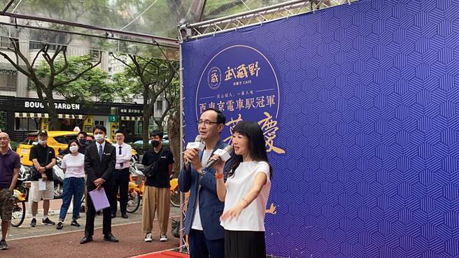 前新北市长朱立伦、新北市长侯友宜继大年初三同框晒照，原预计两人今天会在林口同台，但因侯友宜上午前往新店慈济医院探视太鲁阁号事件受伤市民，无法到场(戴上容摄)