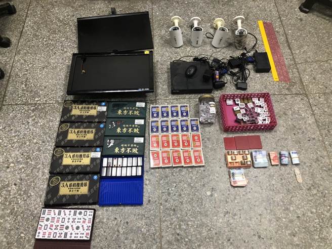 苗栗警方局掌握情资，清明连假前破获职业赌场，现场查获麻将、扑克牌、监视器等证物。（警方提供／何冠娴苗栗传真）