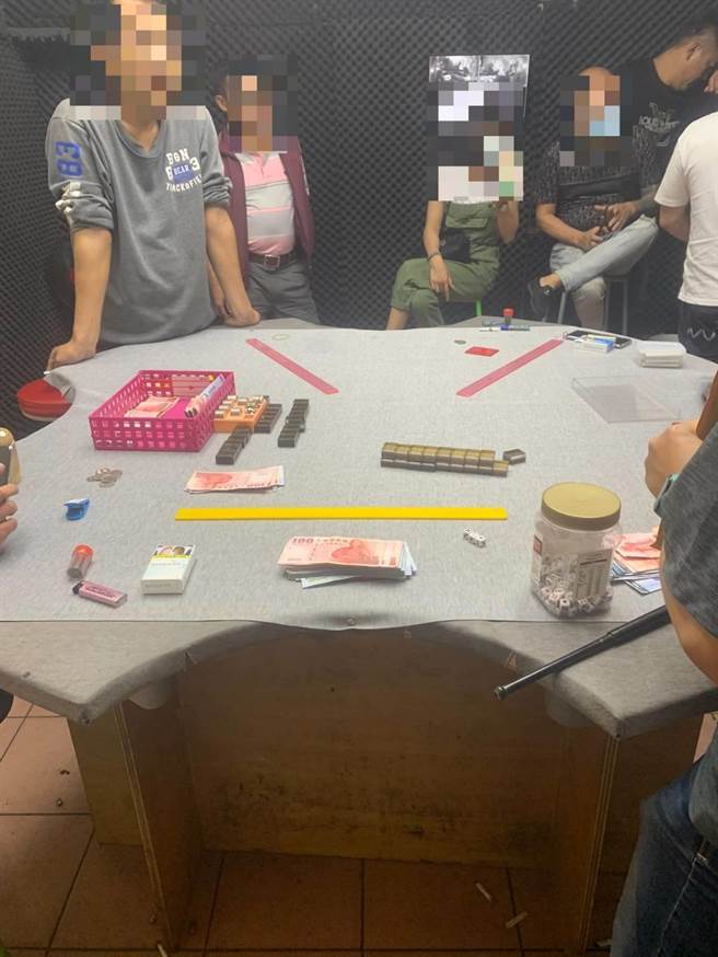 苗栗市有职业赌场想趁清明连假赚一波，加装消音泡棉避免引起注意，仍遭警方查获移送法办。（警方提供／何冠娴苗栗传真）