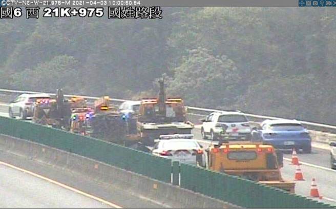 3日上午9时25分国6东向22.2公里1辆大货车翻覆占用内线车道(高公局提供／简立欣台北传真)