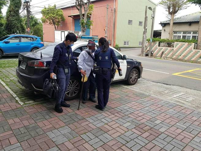 李姓老翁2日在马路上迷路，好险脖子有挂健保卡，员警顺利联络到家人到派出所。（警方提供／赖佑维桃园传真）