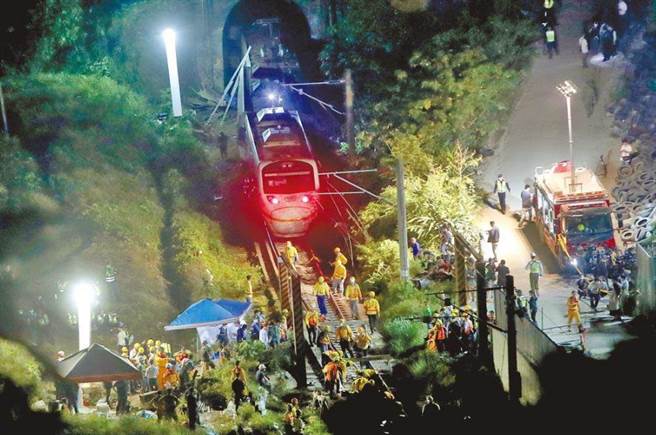 太鲁阁号撞击工程车后出轨衝入隧道，救难人员昨晚忙着救出仍受困的乘客。（郑任南摄）