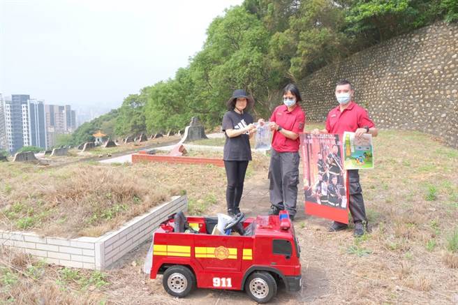 桃园市政府消防局第一大队桃园区消防分队3日在桃园区第一公园化公墓举办金清明节防灾暨防纵火宣导。（消防提供／赖佑维桃园传真）