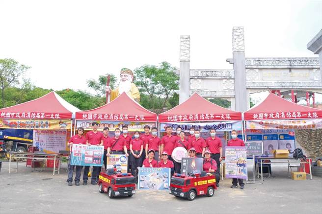 桃园市政府消防局第一大队桃园区消防分队3日在桃园区第一公园化公墓举办金清明节防灾暨防纵火宣导。（消防提供／赖佑维桃园传真）