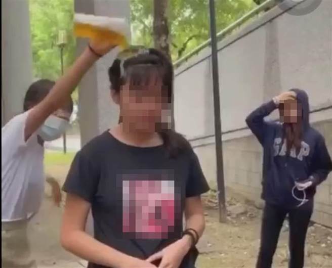 黄男、沈男扮演「正义魔人」，到霸凌事件加害人的住家外直播，并公开其地址，事后黄男、沈男被法官依违反社会秩序维护法，各裁罚5000元，可上诉。（翻摄画面／洪浩轩高雄传真）